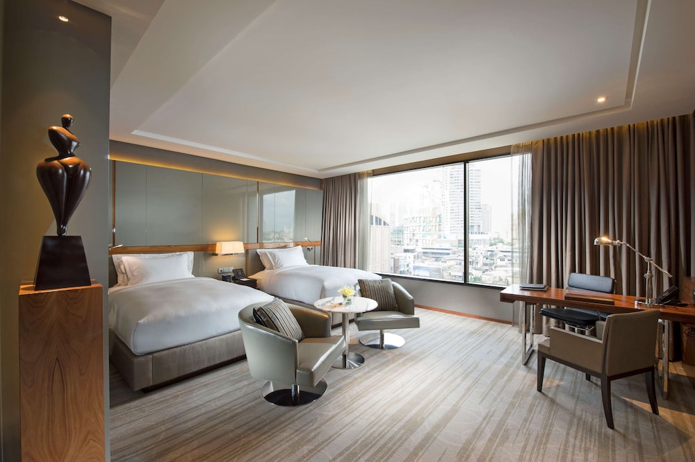 Hilton, Junior Suite, 2 Twin Beds, Club Lounge Access photo 2