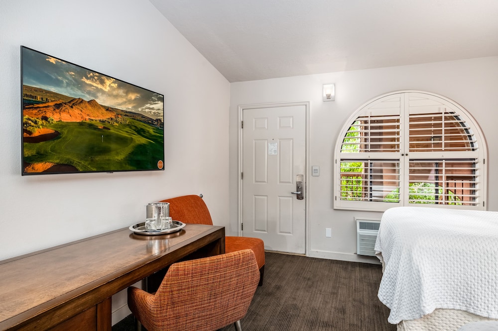 Room, 1 Queen Bed, Mountain View