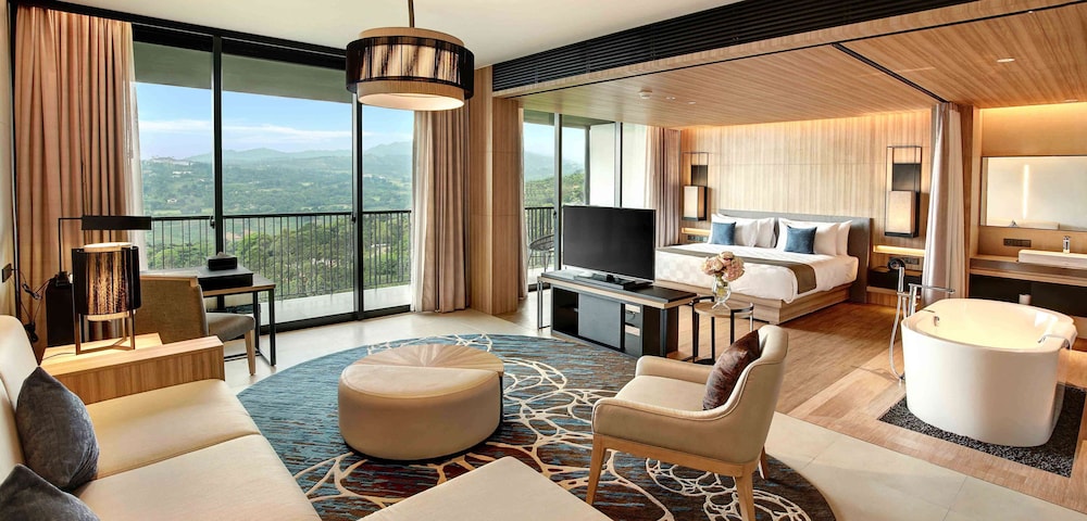 Junior Suite, 1 King Bed, Balcony photo 2