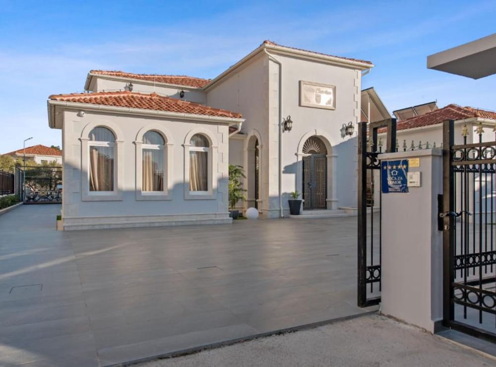 Villa (Five Bedroom Villa with Terrace and S)