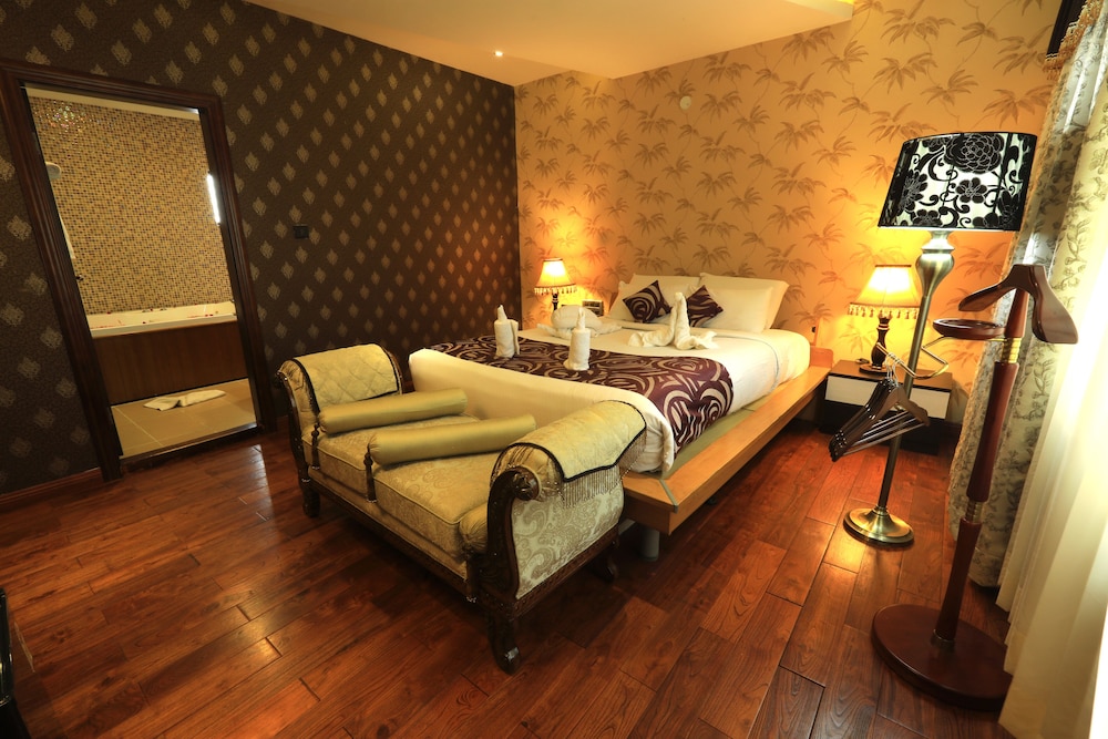 Jacuzi Suite photo 2