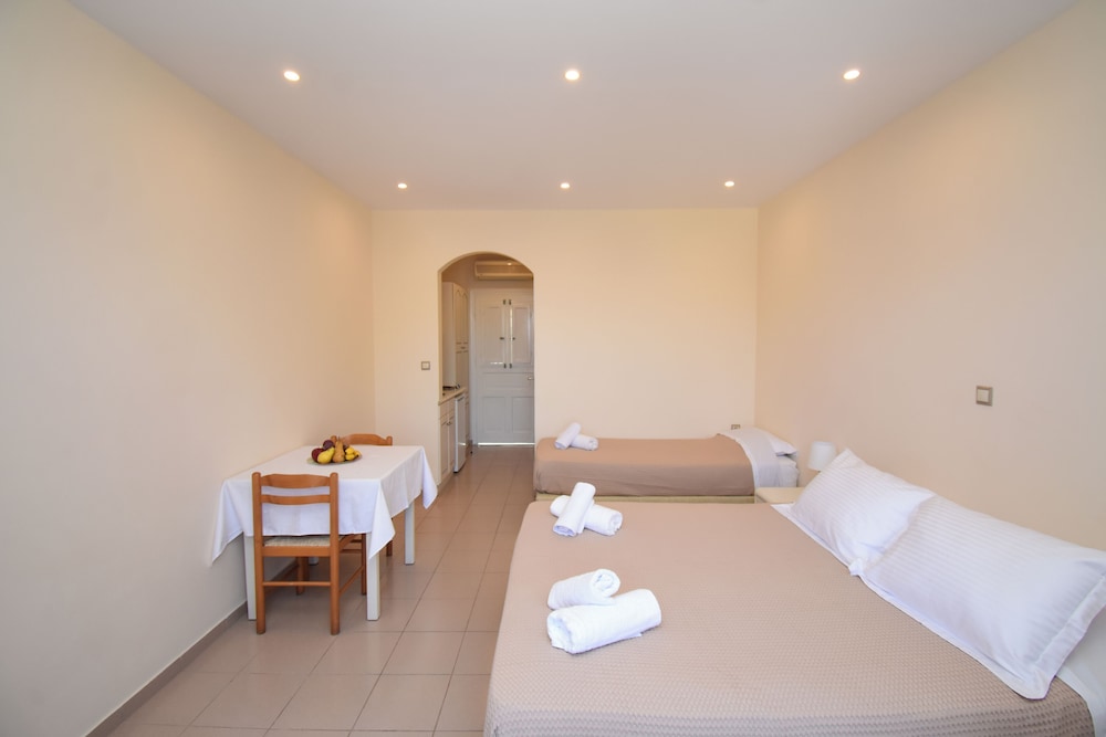 Triple Room, Multiple Beds