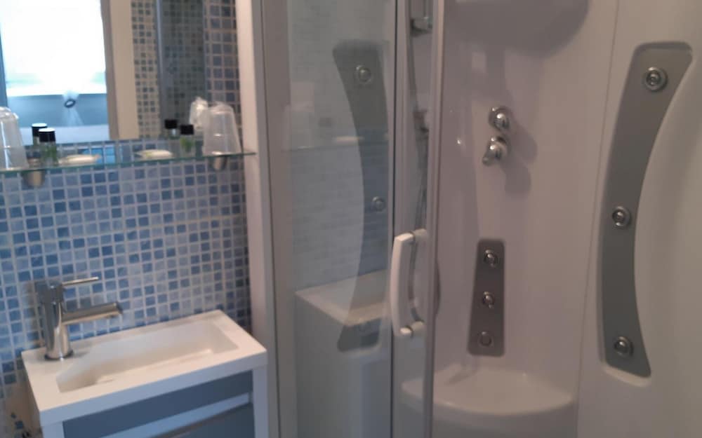 Standard Double Room - Photo 5