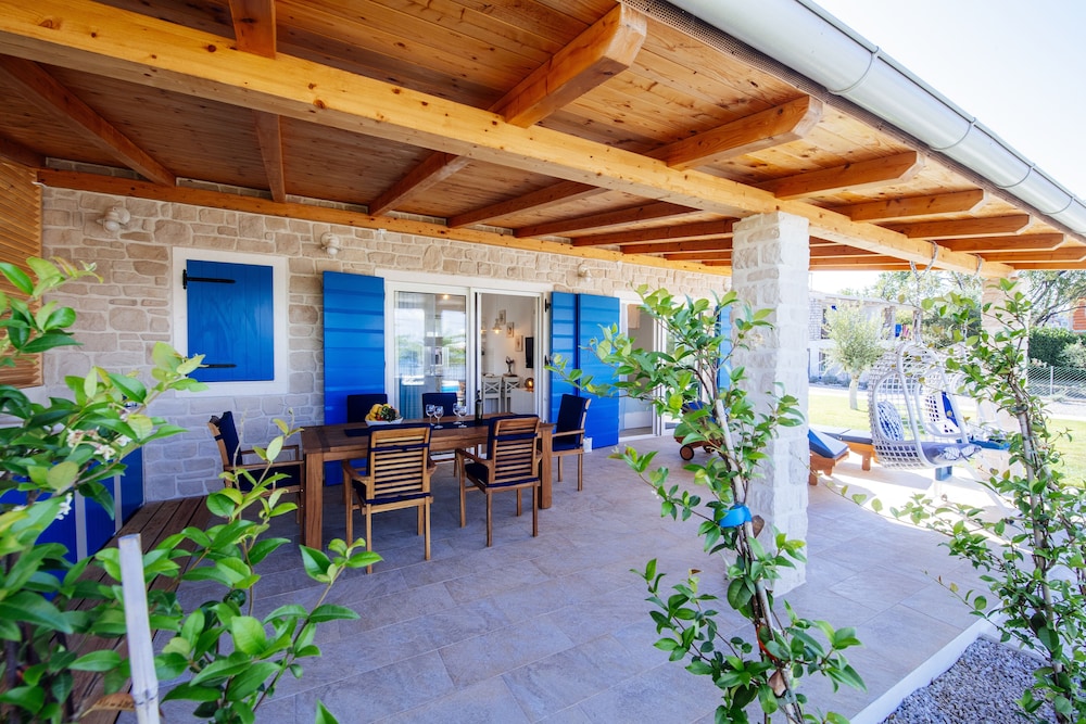 Deluxe House, 2 Bedrooms, Sea View, Beachfront photo 1