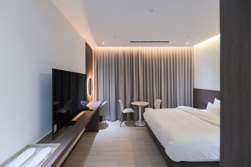 Superior King Room - Photo 12