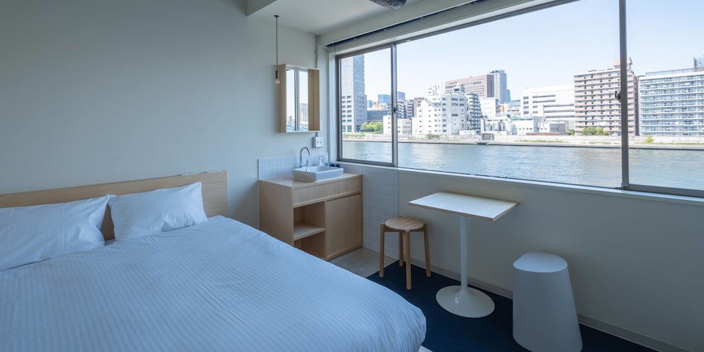 Queen with River View and Shared Bathroom photo 1