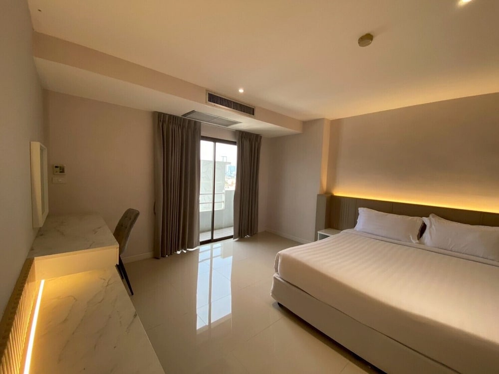 Junior Suite, 1 Queen Bed, Kitchen, City View photo 1