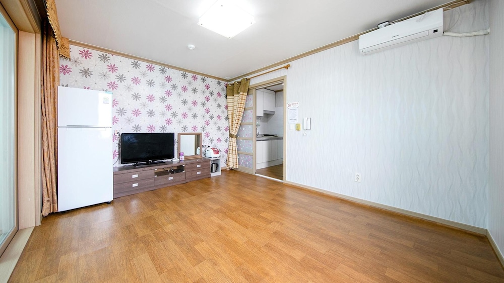 Basic Room, 1 Bedroom (202) - Photo 3
