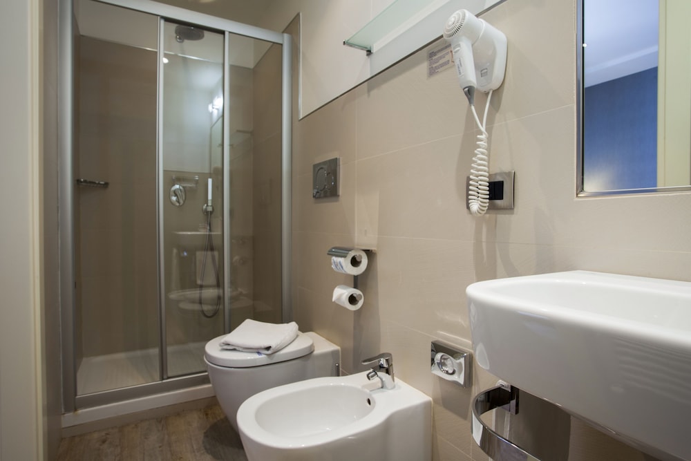 Standard Double or Twin Room - Photo 5