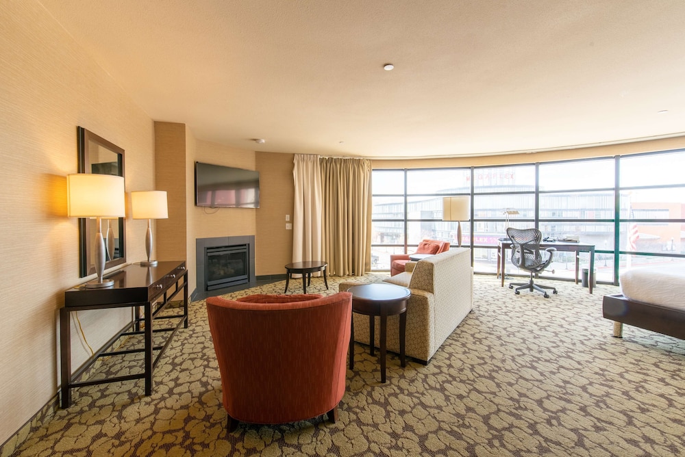 Junior Suite, 1 King Bed, Accessible - Photo 5