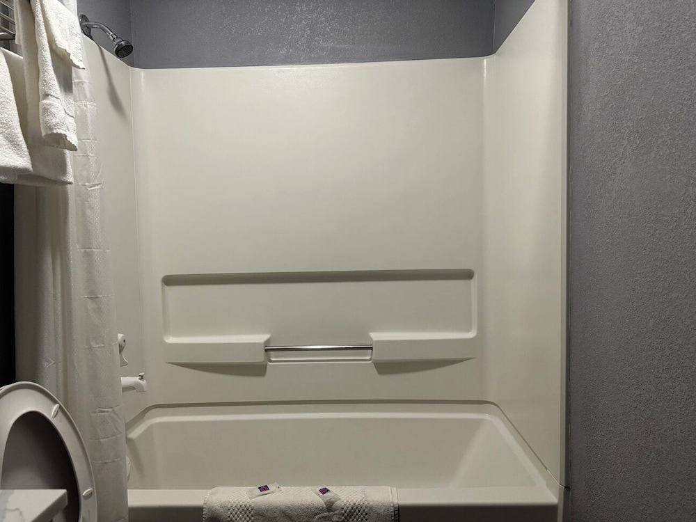 Deluxe Room, 2 Queen Beds, Non Smoking, Refrigerator & Microwave photo 2