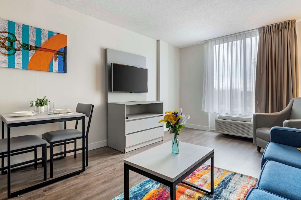 Suite, Multiple Beds, Non Smoking photo 3