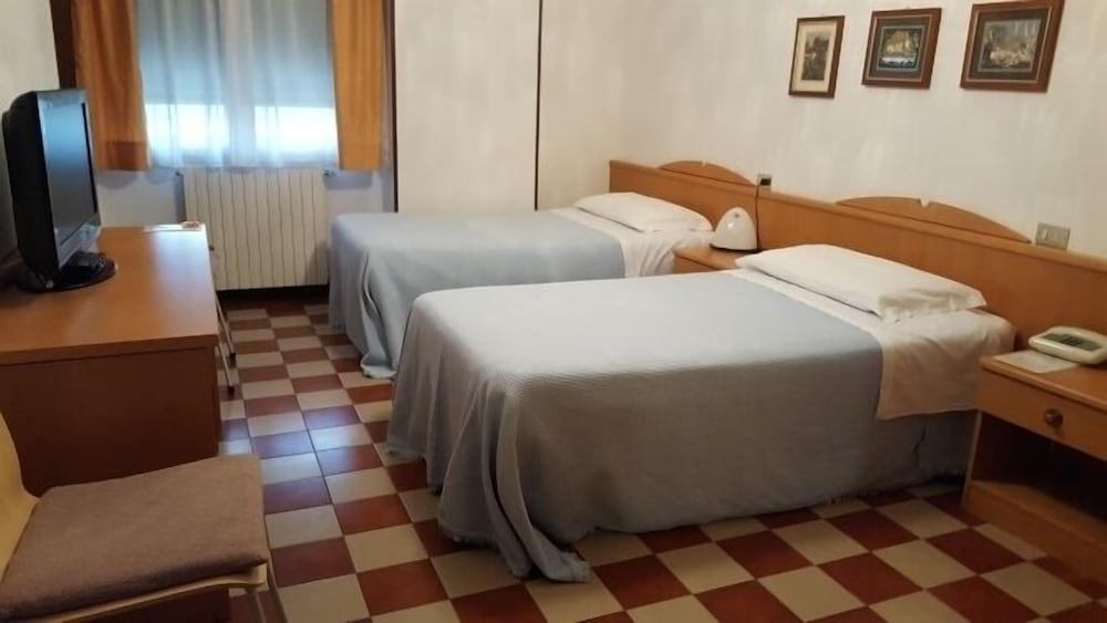 Economy Triple Room - Photo 2