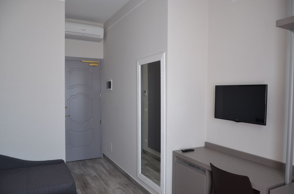 Superior Triple Room, 1 Queen Bed with Sofa bed - Photo 6
