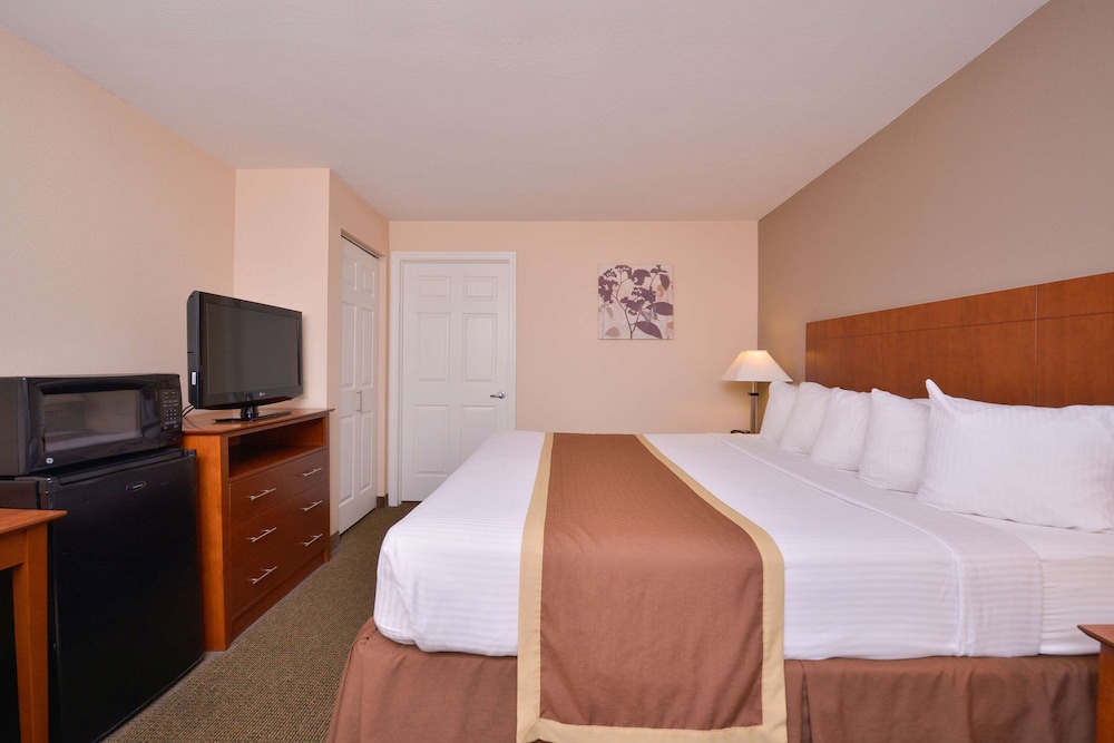 Standard Room, 1 King Bed, Non Smoking - Photo 7