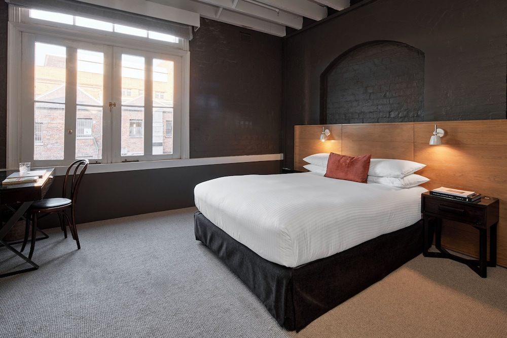 Superior Room, 1 Queen Bed (Heritage) photo 3