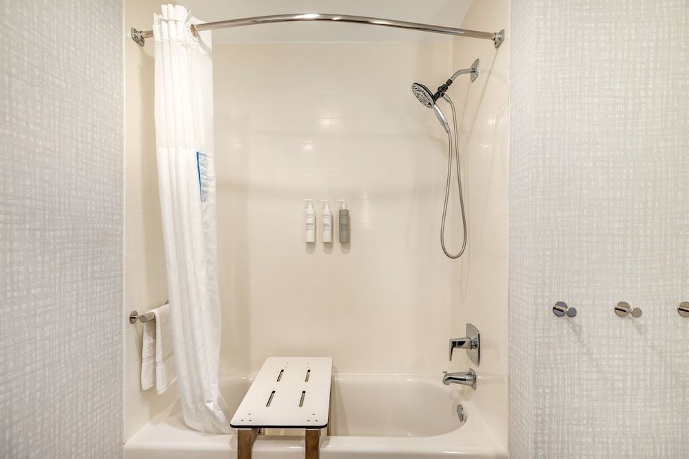 Room, 2 Queen Beds, Accessible, Bathtub (Mobility & Hearing) - Photo 5
