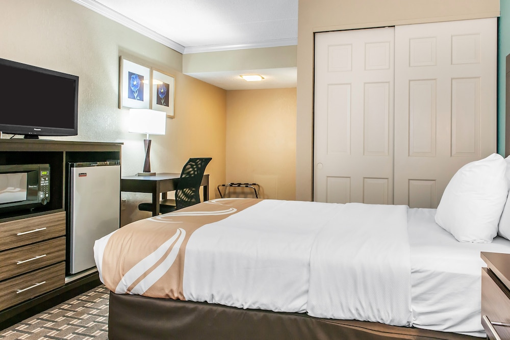 Standard Room, 1 King Bed, Non Smoking - Photo 3