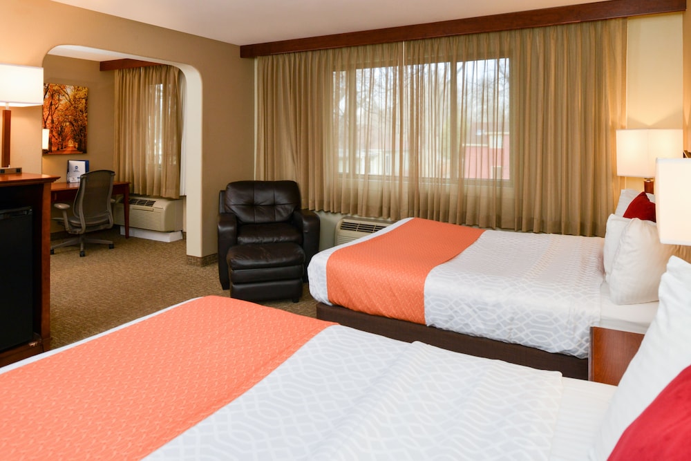 Suite, 2 Queen Beds, Non Smoking, Refrigerator & Microwave - Photo 2