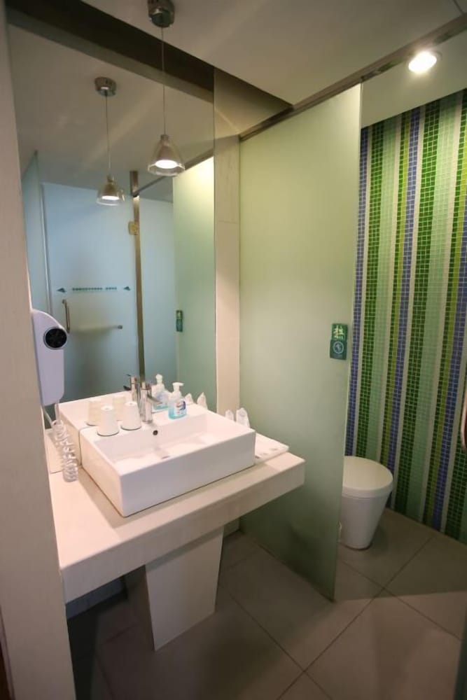 Classic Twin Room, No Window(Mainland Chinese Citizen Only) - Photo 5