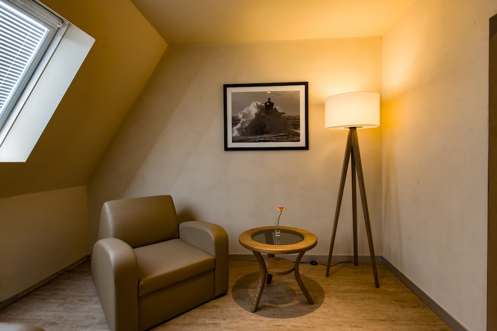 Family Room (Deluxe) thumbnail 6