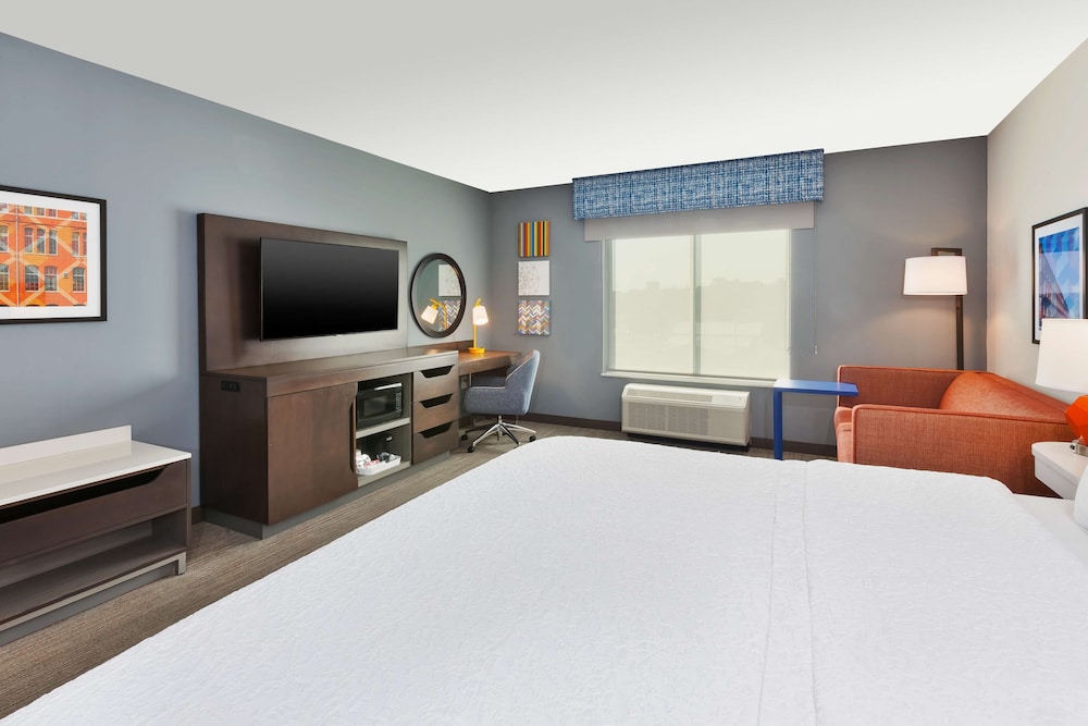 Suite, 1 King Bed, Accessible - Photo 2