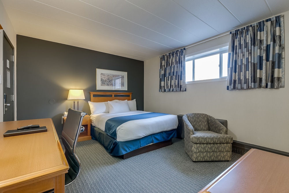 Economy Room, 1 Queen Bed (Obstructed View)