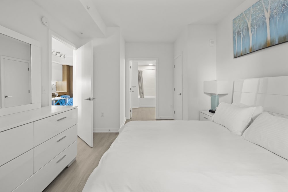 Luxury Apartment, 2 Bedrooms, Balcony (Room décor/layout/colors vary by unit) - Photo 4