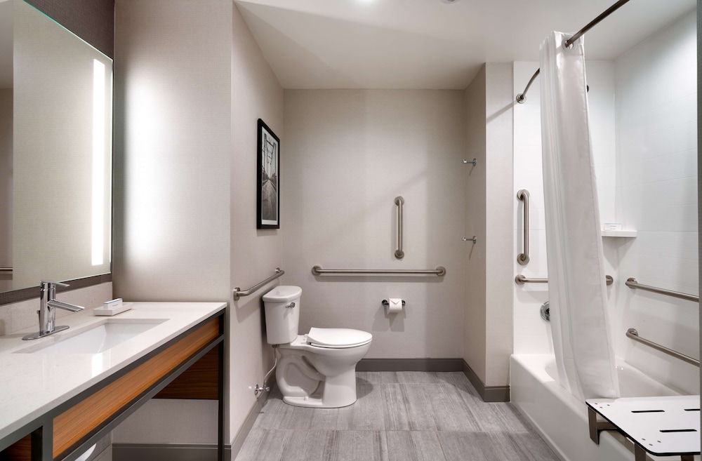 Room, 1 King Bed, Accessible (Bathtub) - Photo 3