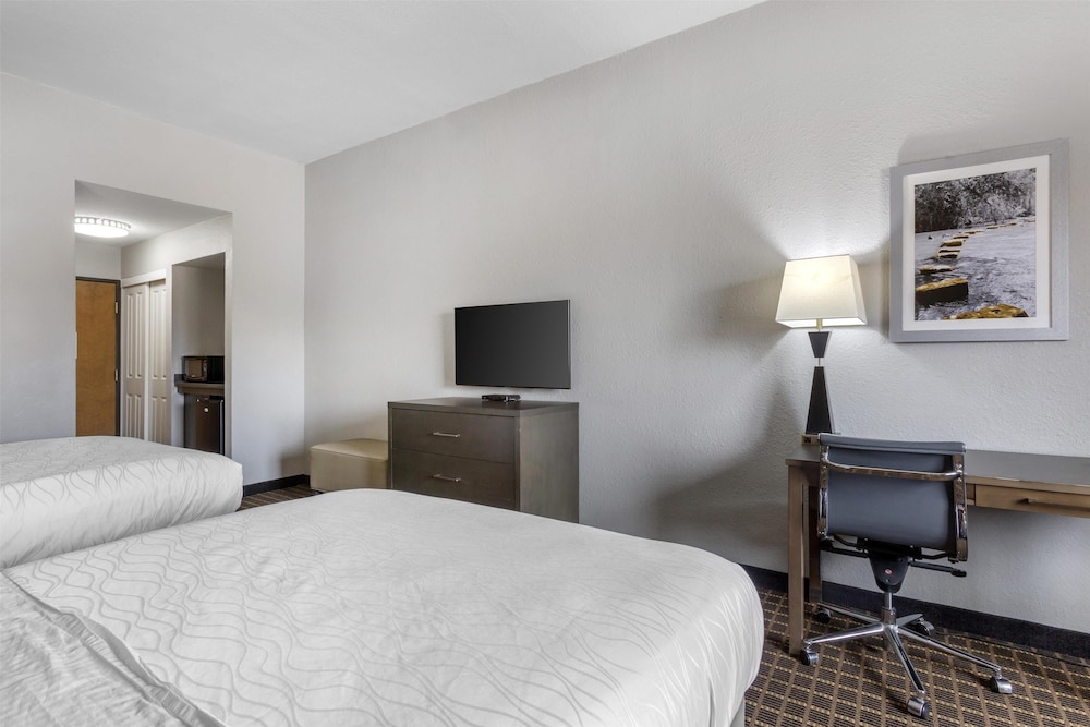 Standard Room, 2 Queen Beds, Accessible, Refrigerator & Microwave photo 2