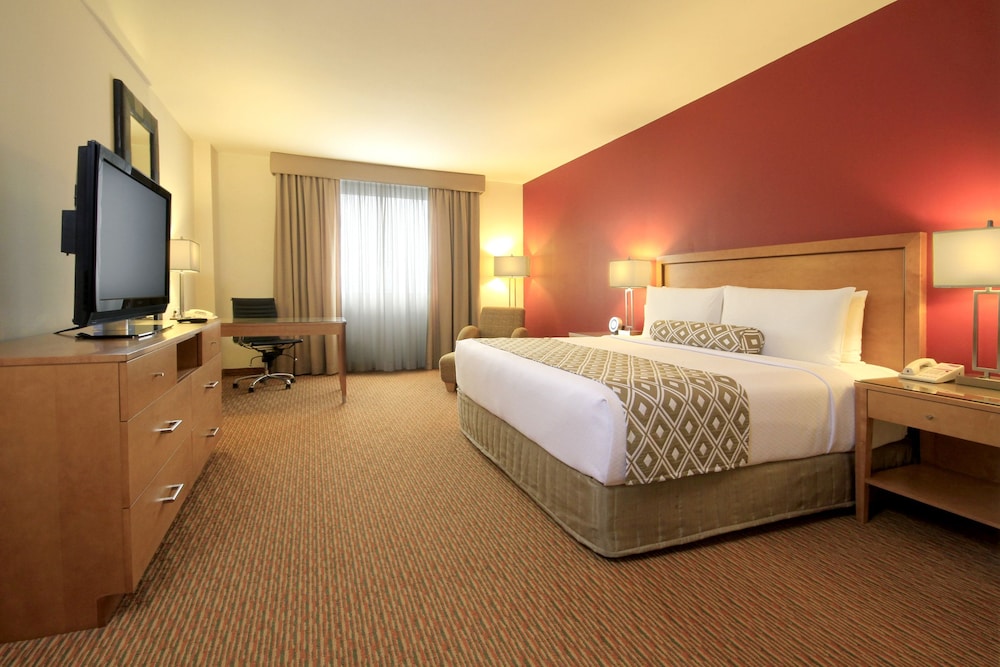 Standard Room, 1 King Bed, Club Lounge Access - Photo 3