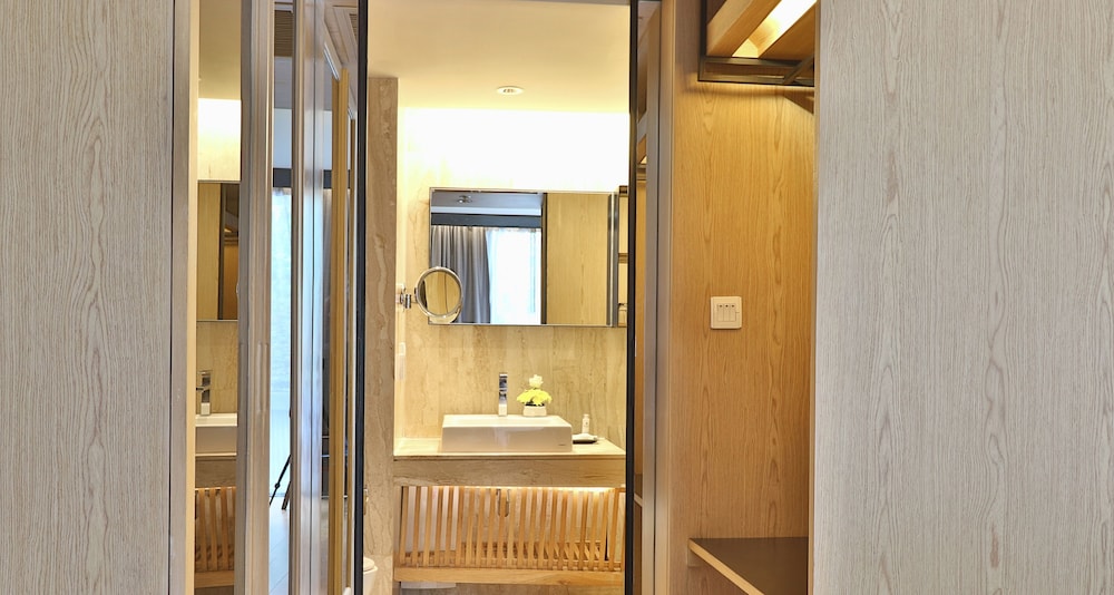 One Bedroom Deluxe King Suite photo 3