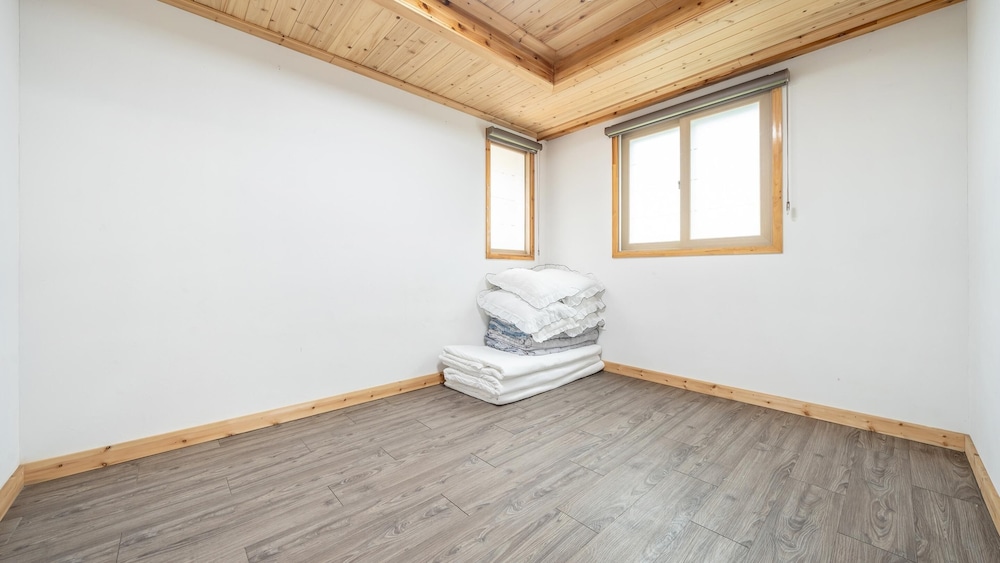 Basic Room, 4 Bedrooms (byeolgwan 2) photo 2
