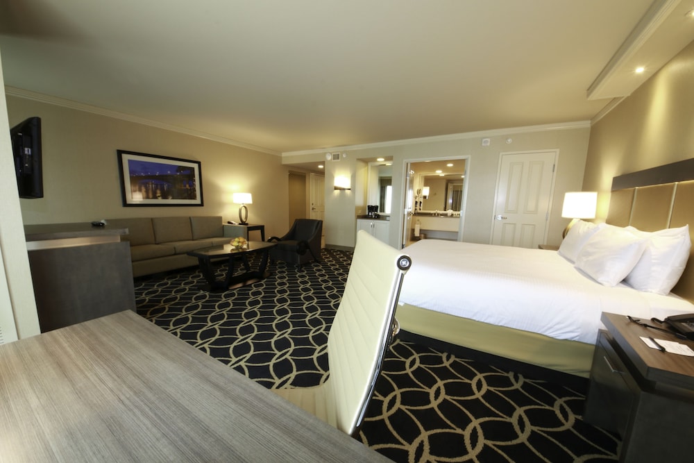 Rodeo Junior Suite, 1 King Bed - Photo 4