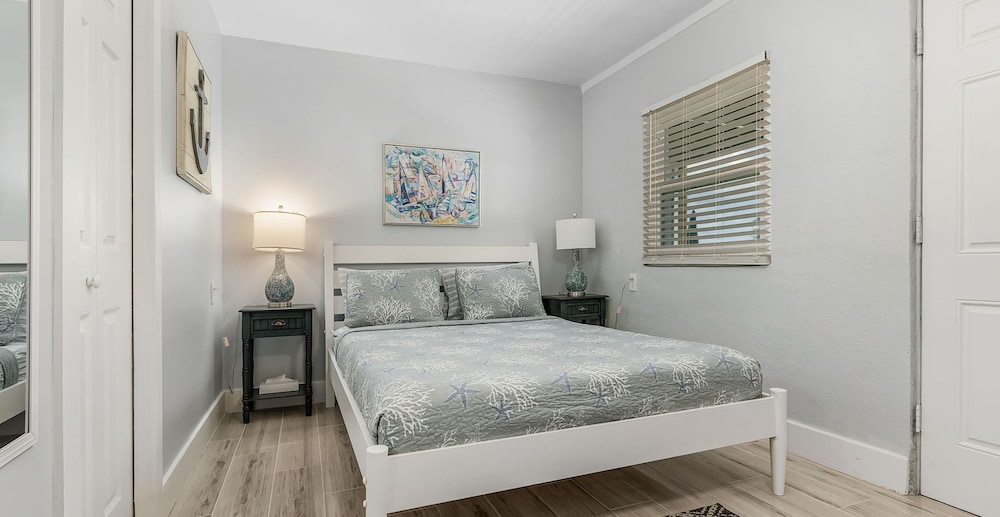 Single Room, 1 Queen Bed, Bay View (Waterview Patio) photo 2