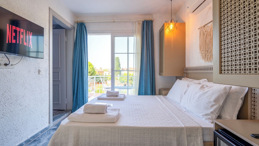 Deluxe Double Room, 1 Queen Bed, Balcony, Pool View
