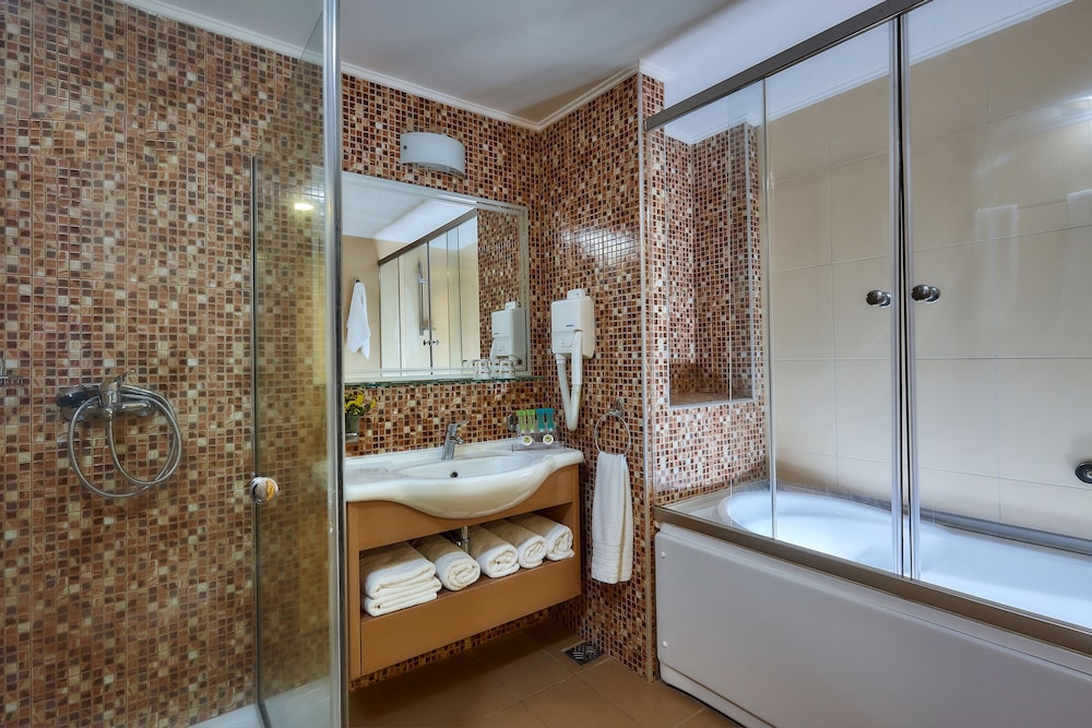 Family Suite, 1 Bedroom, Partial Sea View photo 3