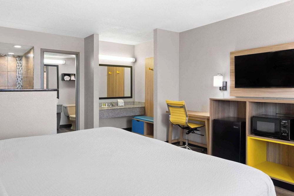 Suite, 1 King Bed photo 1