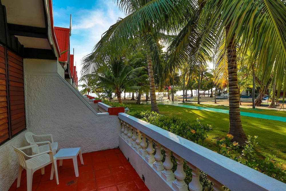 Standard Room, 1 Queen Bed, Non Smoking, Beach View photo 3