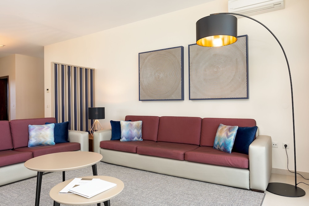 Suite, 3 Bedrooms - Photo 7
