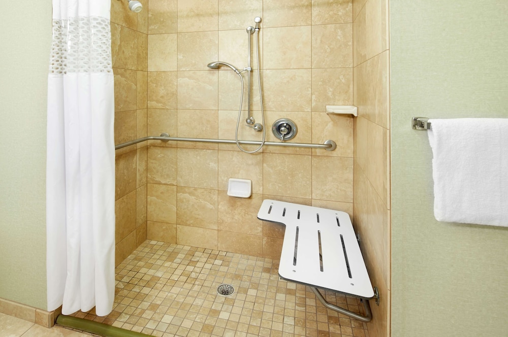 Two  Queens Mobility/Hearing Accessible Roll-in Shower Non-Smoking - Photo 3