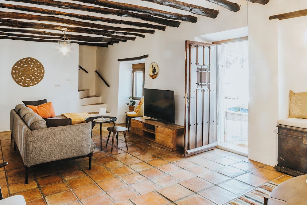 Traditional House, 6 Bedrooms, Private Pool, Garden Area photo 3