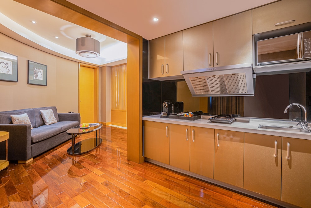 Superior Suite, 1 King Bed, Club Lounge Access photo 3
