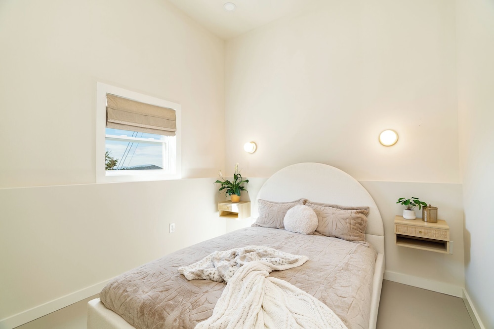 House, Multiple Beds, Hot Tub, Mountain View (The Roxy B)