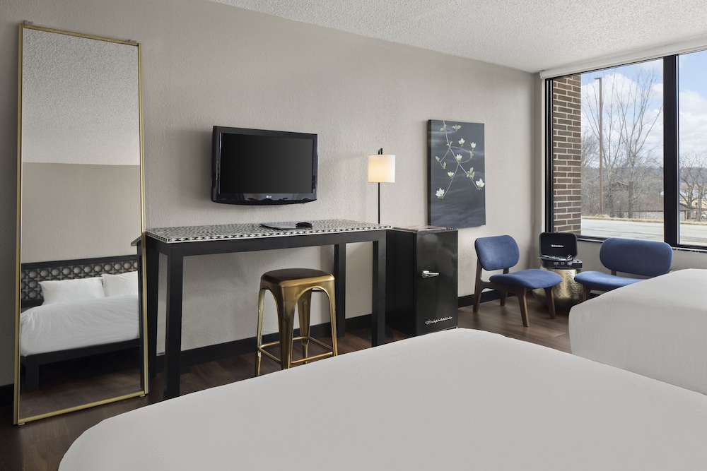 Classic Room, 2 Queen Beds, Accessible