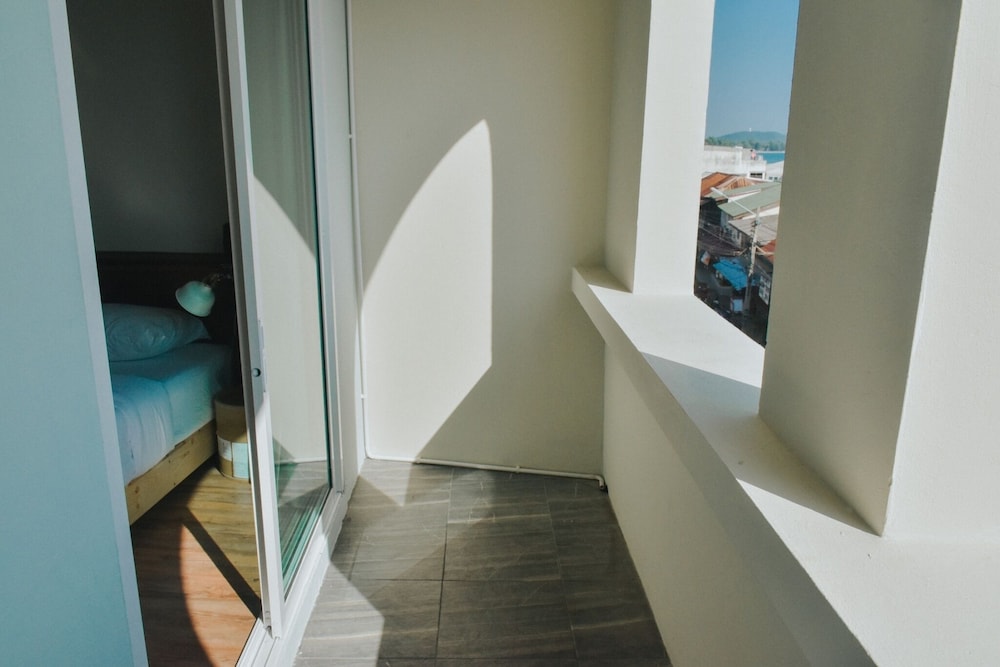 Partial Seaview - New Wing photo 3