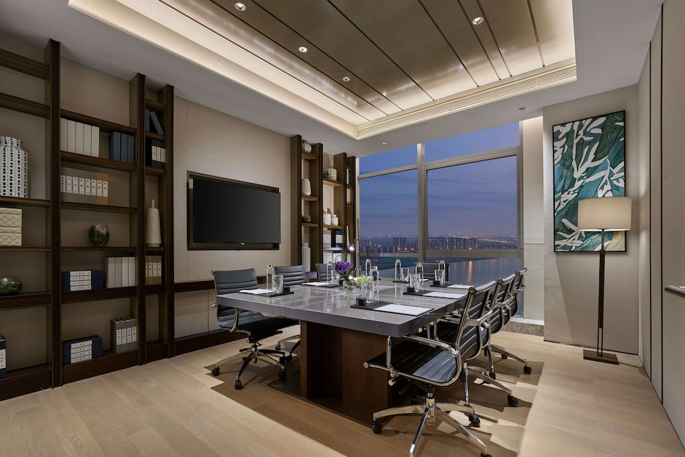 Premium Suite, 1 King Bed, Lake View - Photo 9