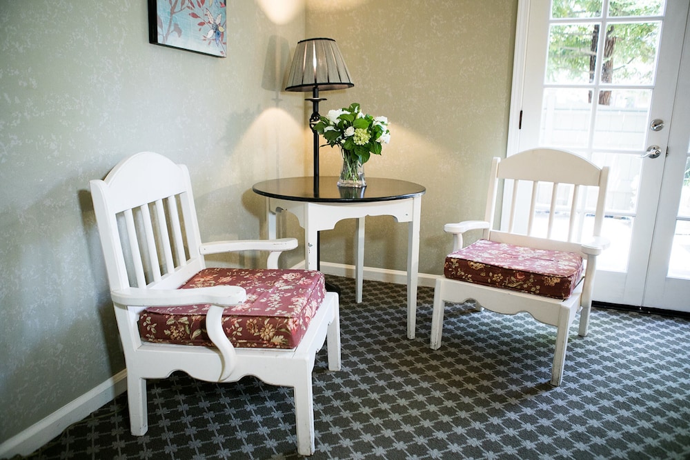 Standard Room, 2 Queen Beds - Photo 3