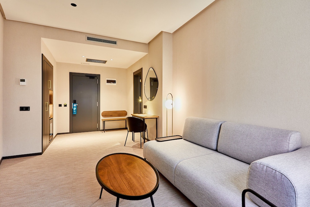 Junior Suite, Jetted Tub (Deluxe) - Photo 8