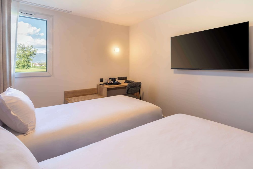 Standard Room, 2 Twin Beds, Non Smoking (Shower Only) - Photo 3